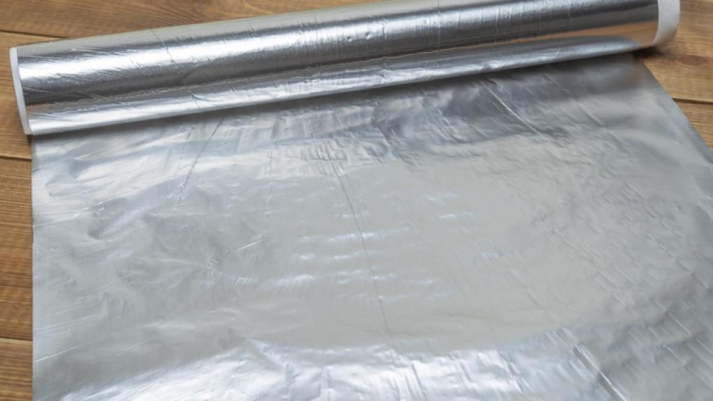 Papel de aluminio: la solución para acabar con el pelo encrespado.