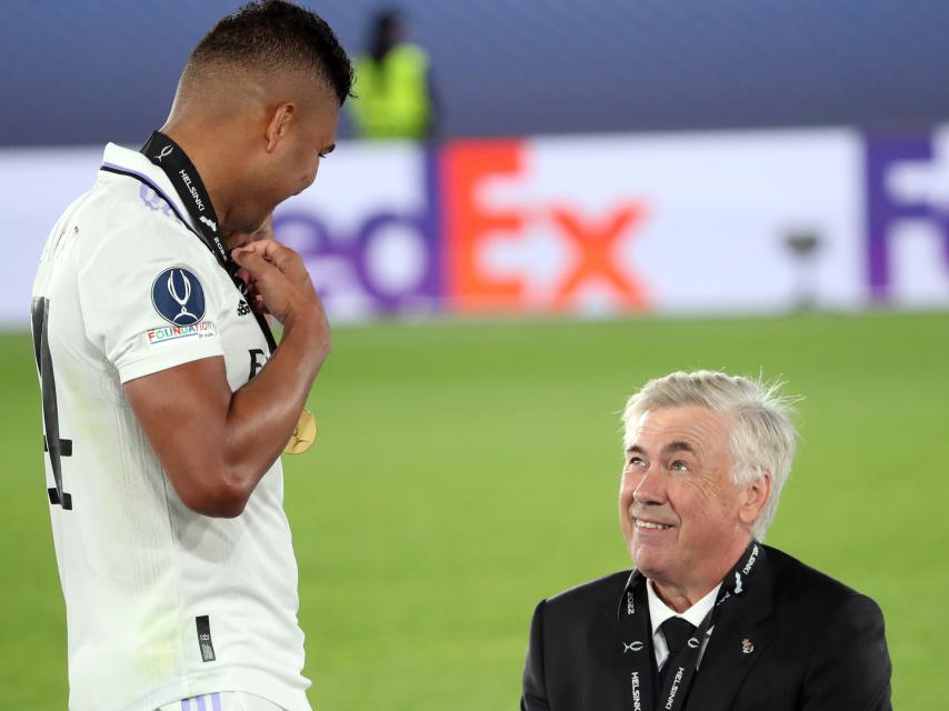 Ancelotti, junto a Casemiro tras ganar la Supercopa de Europa