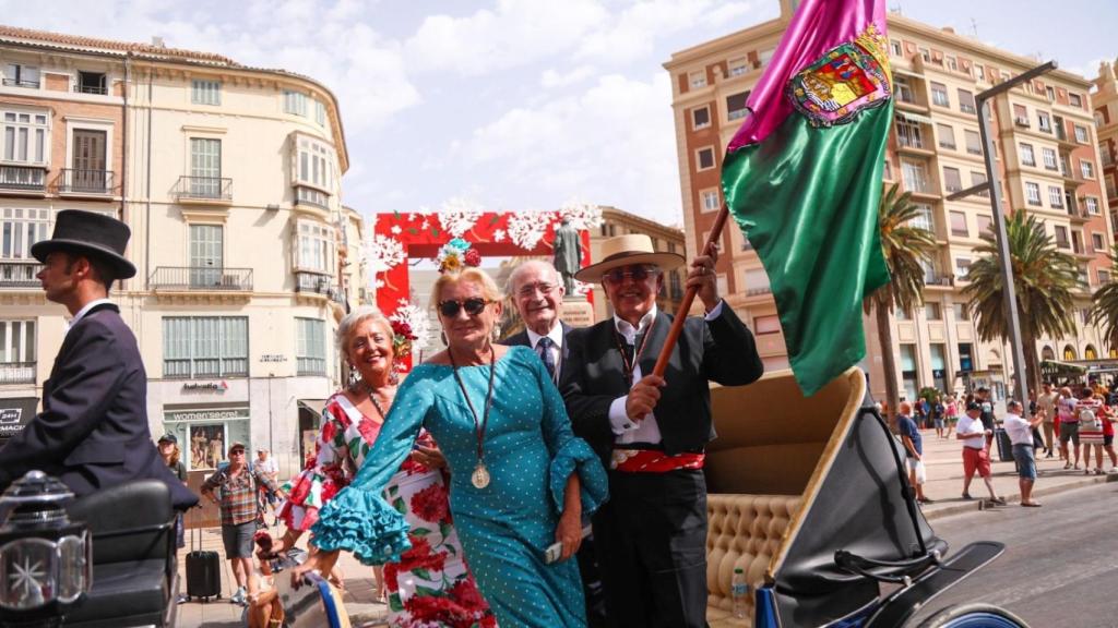 El abanderado de 2022, Rafael Prado, junto al alcalde, Francisco de la Torre, y la concejala de Fiestas, Teresa Porras.