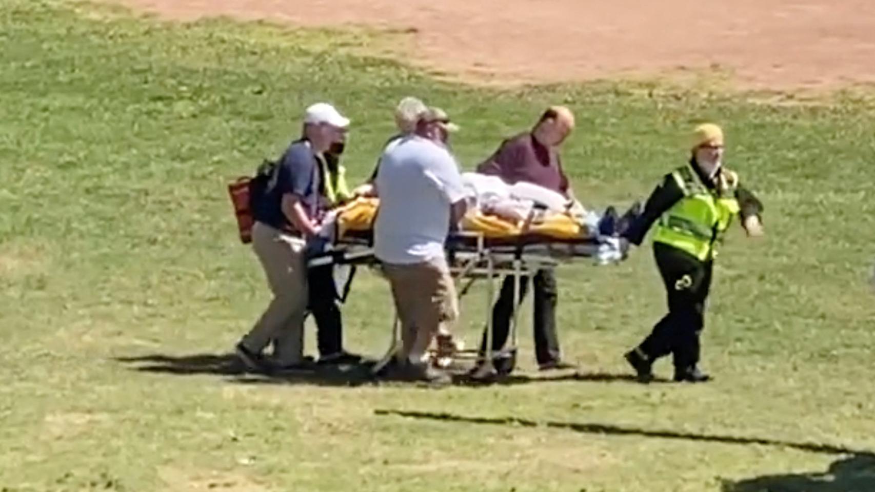 Salman Rushdie, transportado en helicóptero tras el ataque.