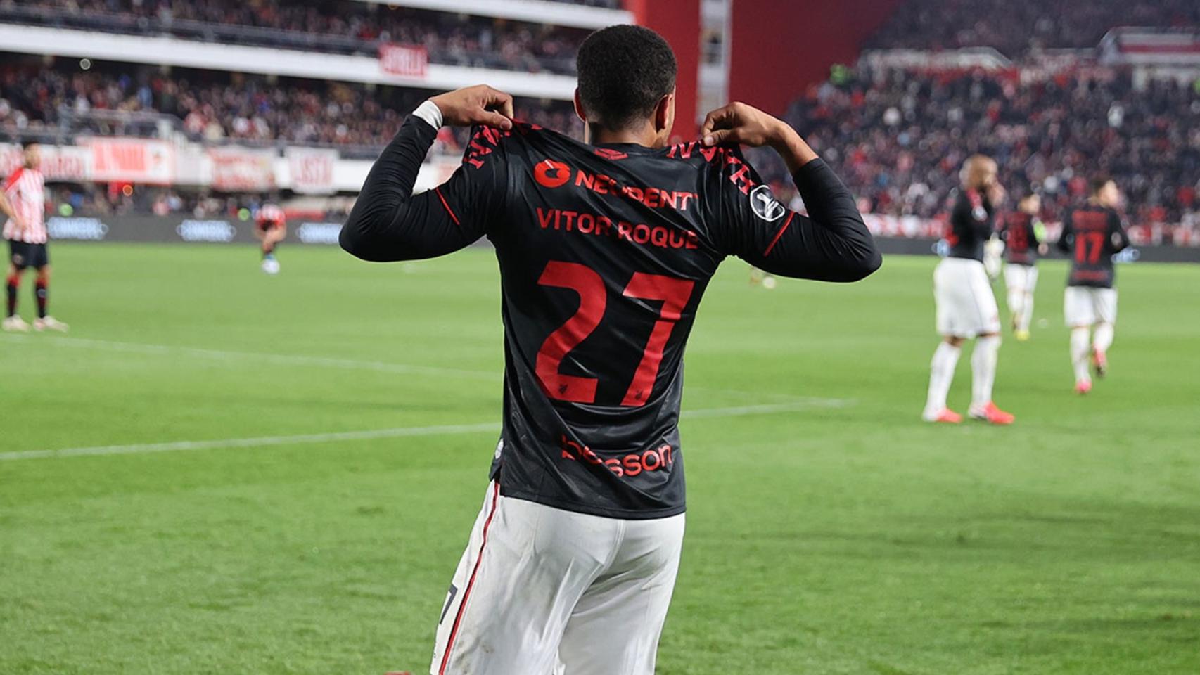 Vitor Roque celebra su gol con Athletico Paranaense.