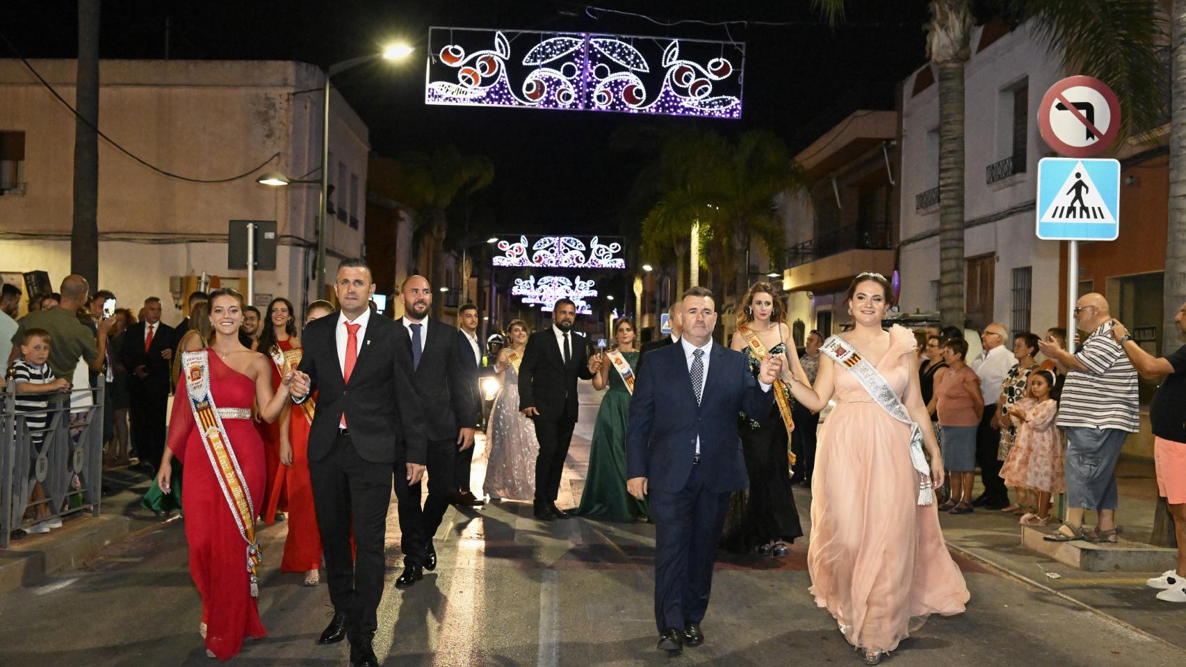 Varias reinas y sus acompañantes, este sábado noche en La Nucía.
