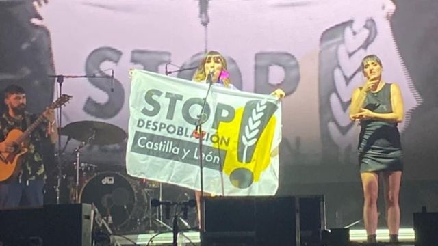 Rozalén muestra la bandera contra la despoblación de Castilla y León