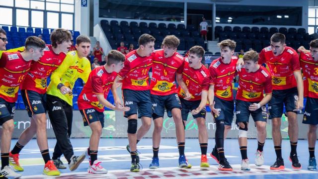Los jugadores de la selección española de balonmano masculino Sub18 en el Europeo Juvenil de 2022.
