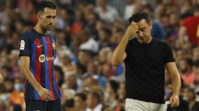 Sergio Busquets y Xavi Hernández, durante el FC Barcelona - Rayo Vallecano de La Liga 2022/2023