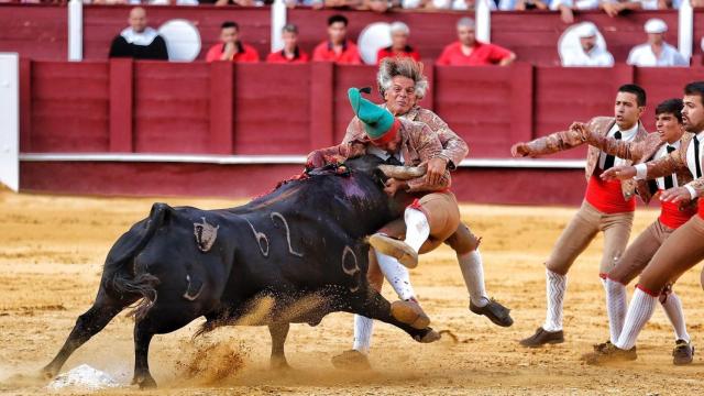 Momento en el que han actuado los forcados en el primero toro.