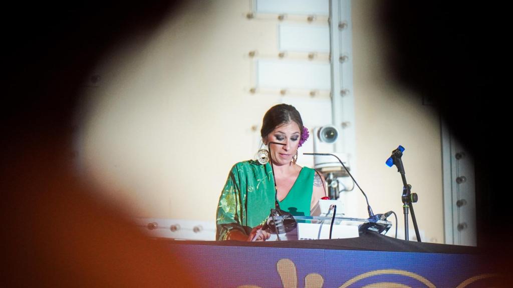 La cantante María Peláe, ofreciendo el pregón de la Feria de Málaga 2022.