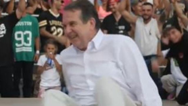 Abel Caballero haciendo break dance.
