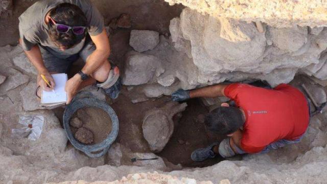 Dos personas trabajando en el yacimiento.