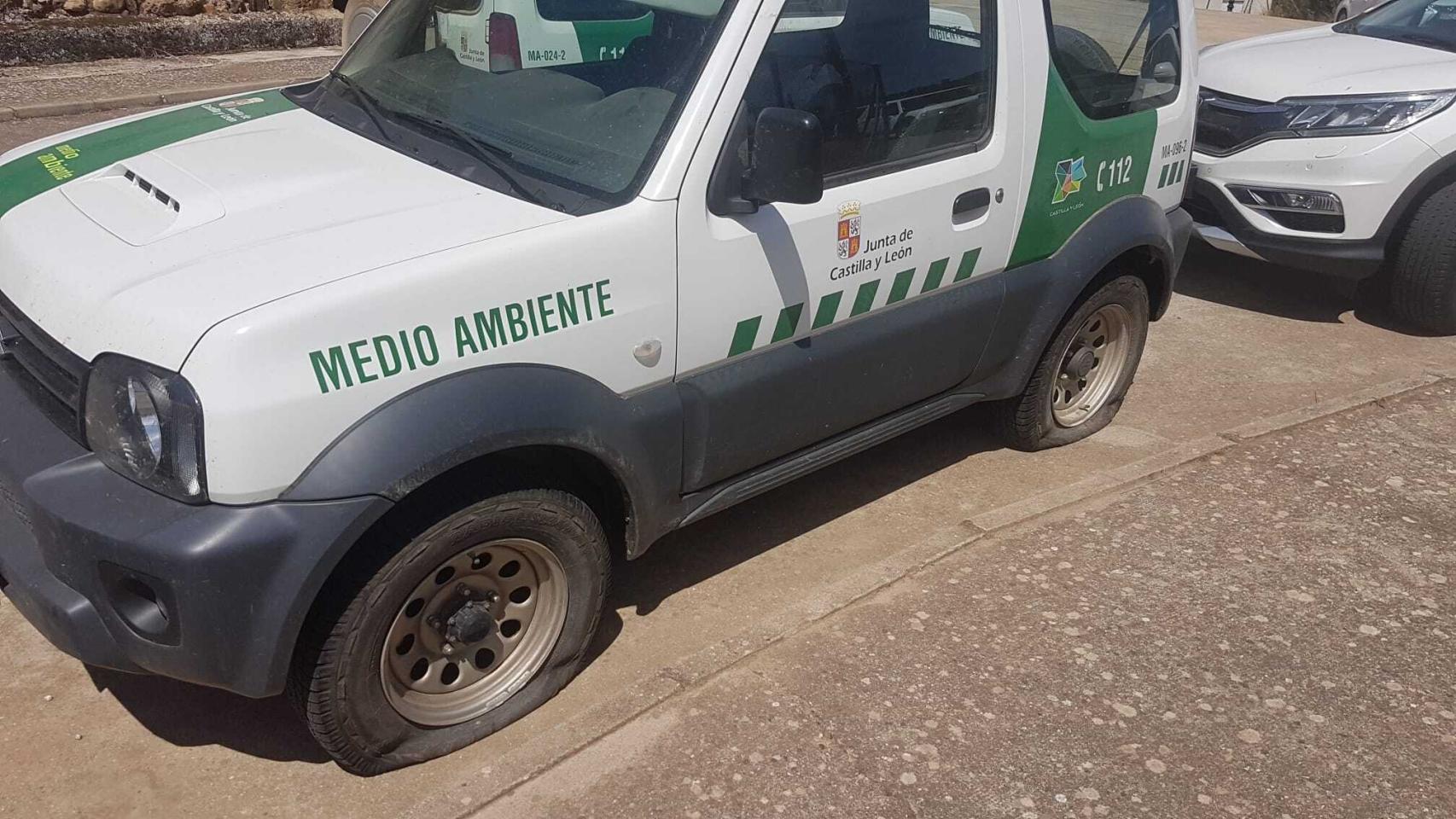 Uno de los vehículos de agentes medioambientales dañados en Burgos.