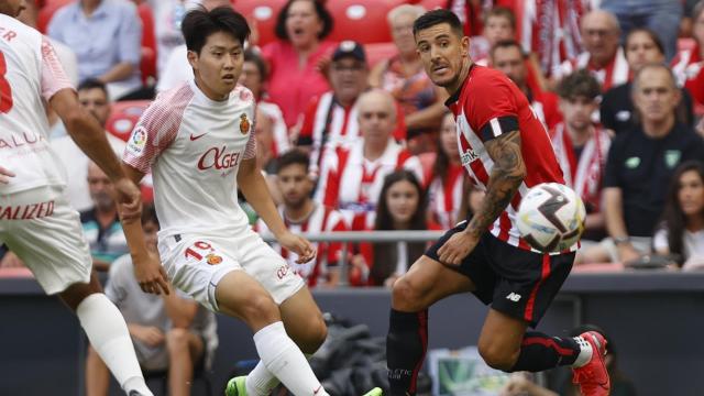 Yuri Berchiche, en acción con Lee Kang-in en el Athletic - Mallorca de la jornada 1 de La Liga 2022/2023