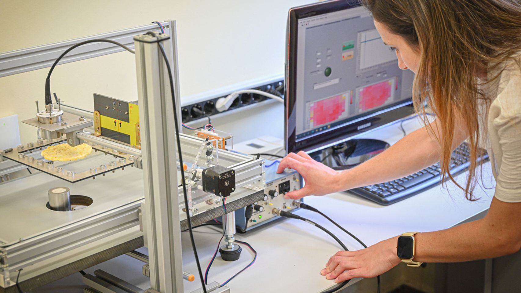 Virginia Sánchez Jiménez, investigadora de la Universidad Politécnica de Valencia, con el dispositivo patentado. FOTO: UPV