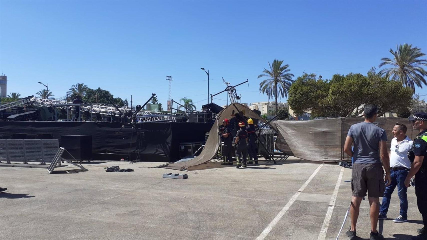 Escenario de la zona joven del Real tras desprenderse el puente de luz y la pantalla escenario.