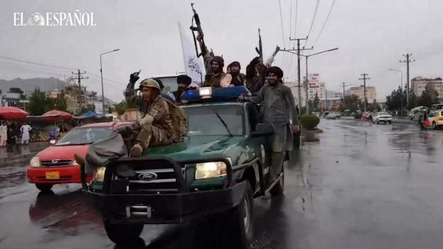 Los talibanes celebran el primer aniversario de la toma de Kabul ante la Embajada de EEUU