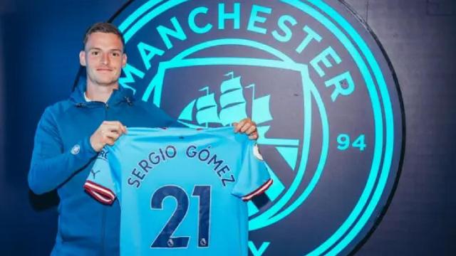 Sergio Gómez con la camiseta del Manchester Ciity.