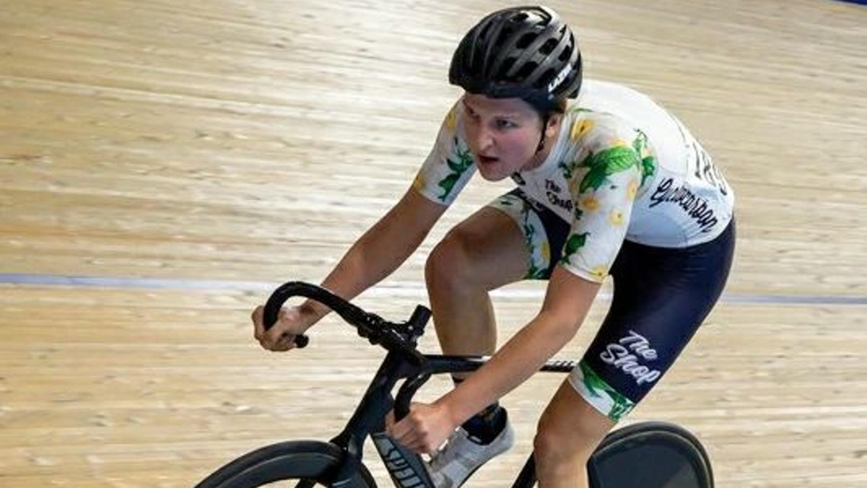 Leia Genis, la ciclista transgénero especialista en pista, durante una prueba.