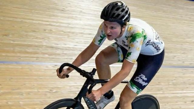Leia Genis, la ciclista transgénero especialista en pista, durante una prueba.