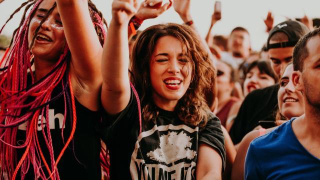 Imagen de archivo de asistentes a un concierto de música.