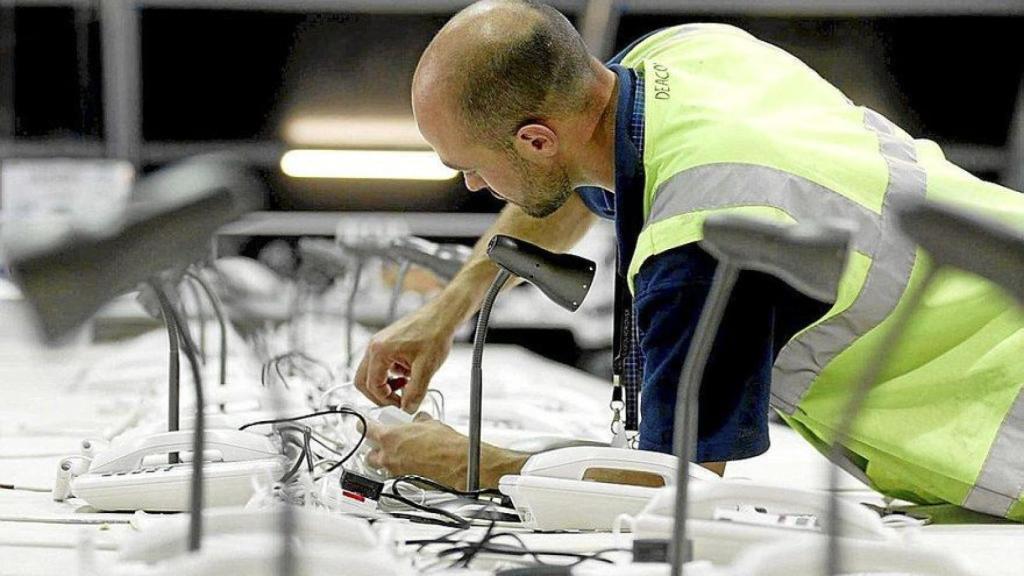 Un empleado conectando unos cables