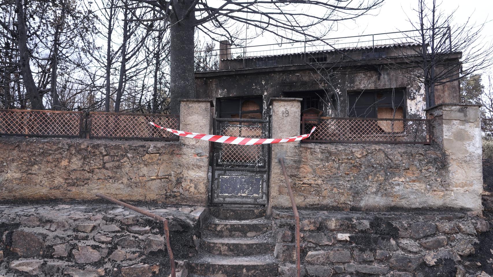 Una vivienda de la localidad zamorana de Otero de Bodas afectada por el incendio de la Sierra de la Culebra.