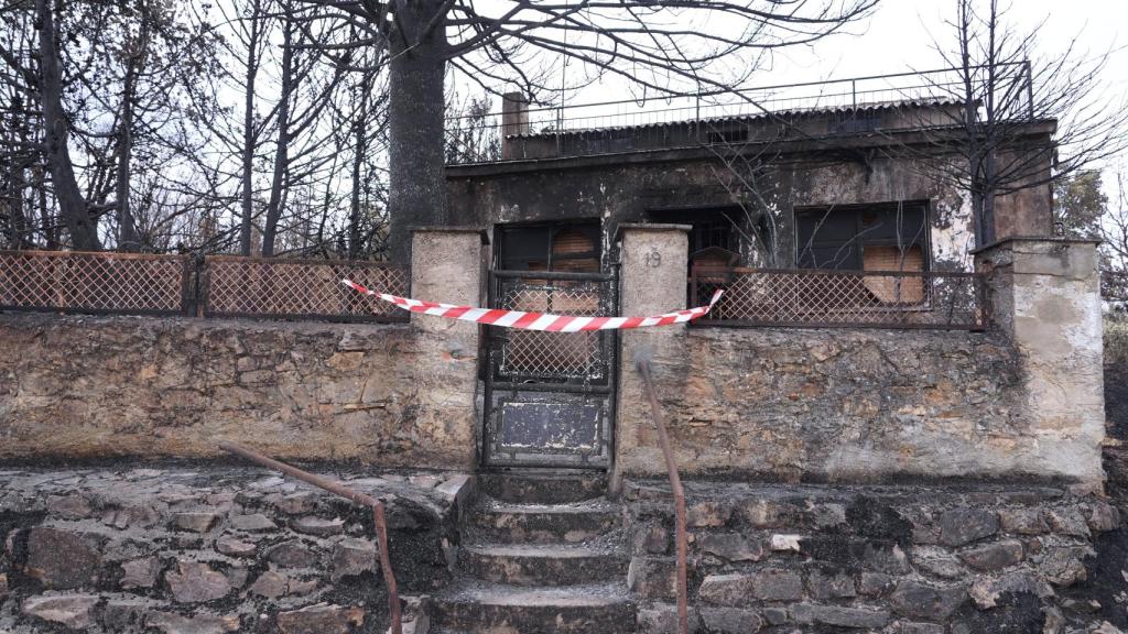 Una vivienda de la localidad zamorana de Otero de Bodas afectada por el incendio de la Sierra de la Culebra.
