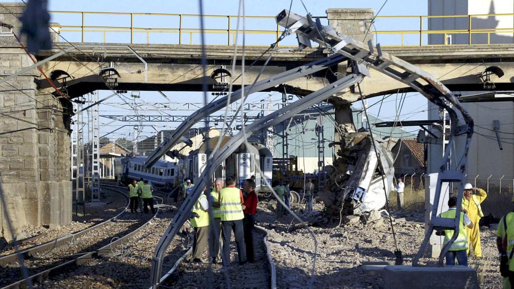 Estado del tren que descarriló en Villada (Palencia) el 21 de agosto de 2006, pocas horas después del accidente.