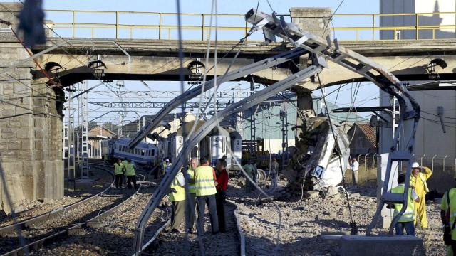 Estado del tren que descarriló en Villada (Palencia) el 21 de agosto de 2006, pocas horas después del accidente.