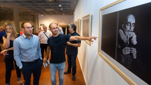 José Vicente junto con el alcalde de Ciudad Rodrigo, Marcos Iglesias, en la inauguración de la exposición fotográfica
