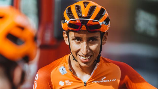Egan Bernal durante un entrenamiento con sus compañeros