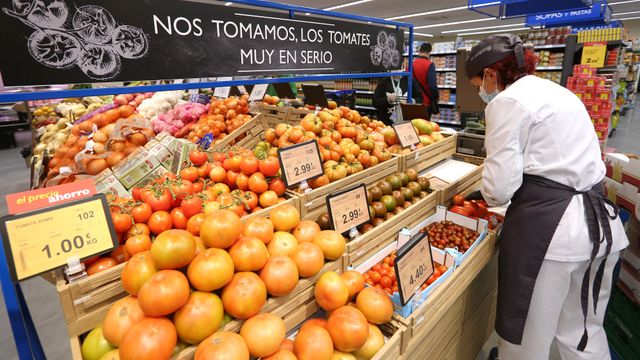 Una empleada trabaja en un supermercado de Toledo.