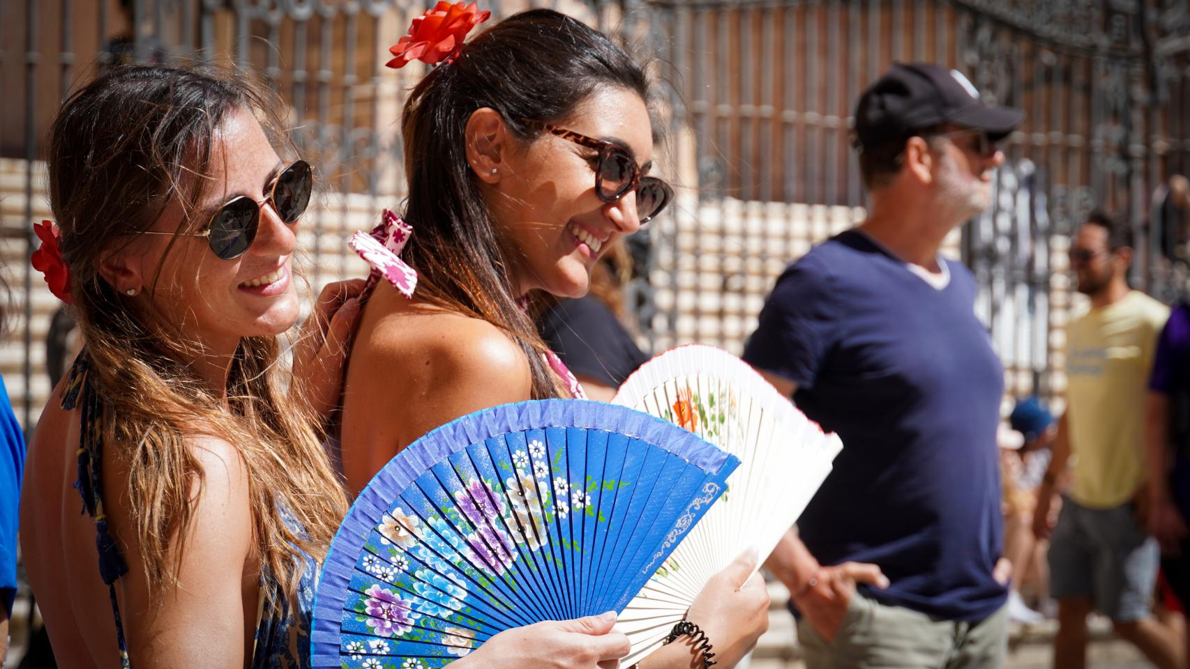 Dos mujeres en la Feria de Málaga de 2022.