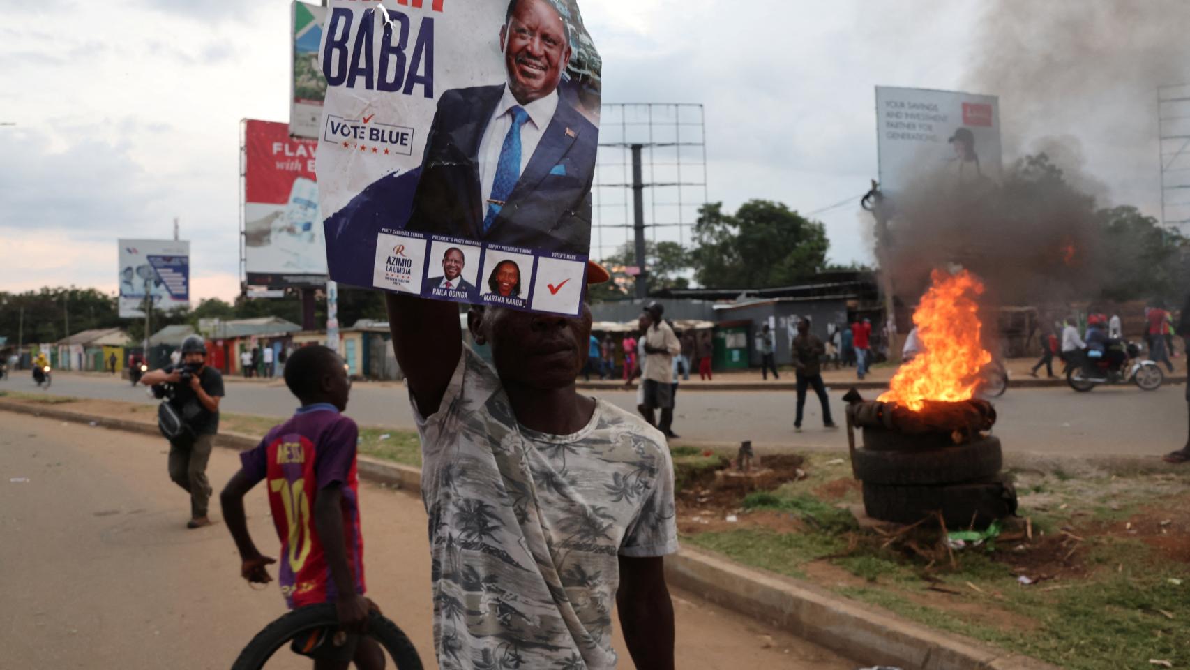 Un manifestante sostiene un cartel de Raila Odinga, líder de la oposición, mientras estallan las protestas en Kenia.