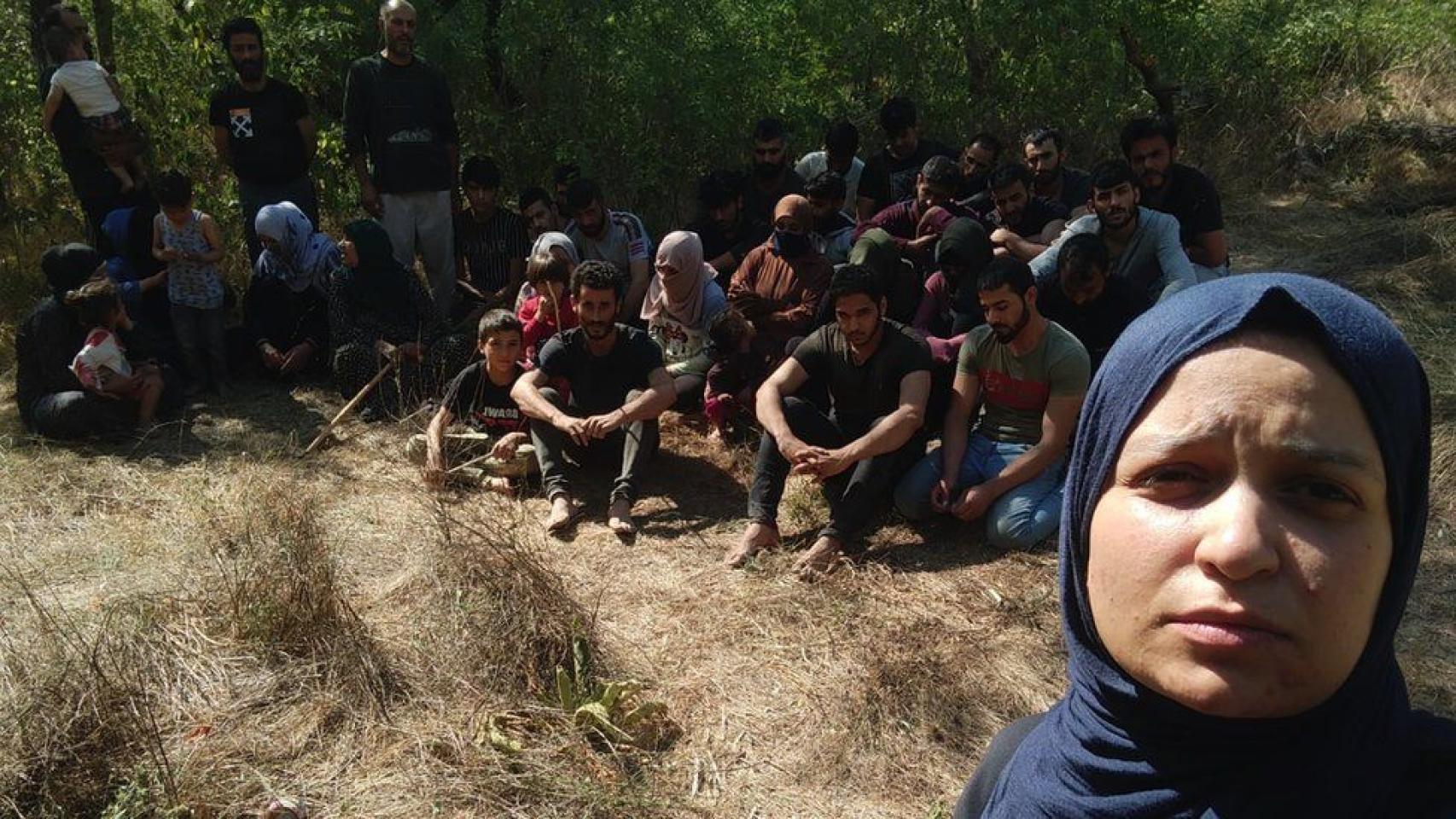 Imagen facilitada por Baida a varios medios con el grupo de inmigrantes atrapados en la isla griega.