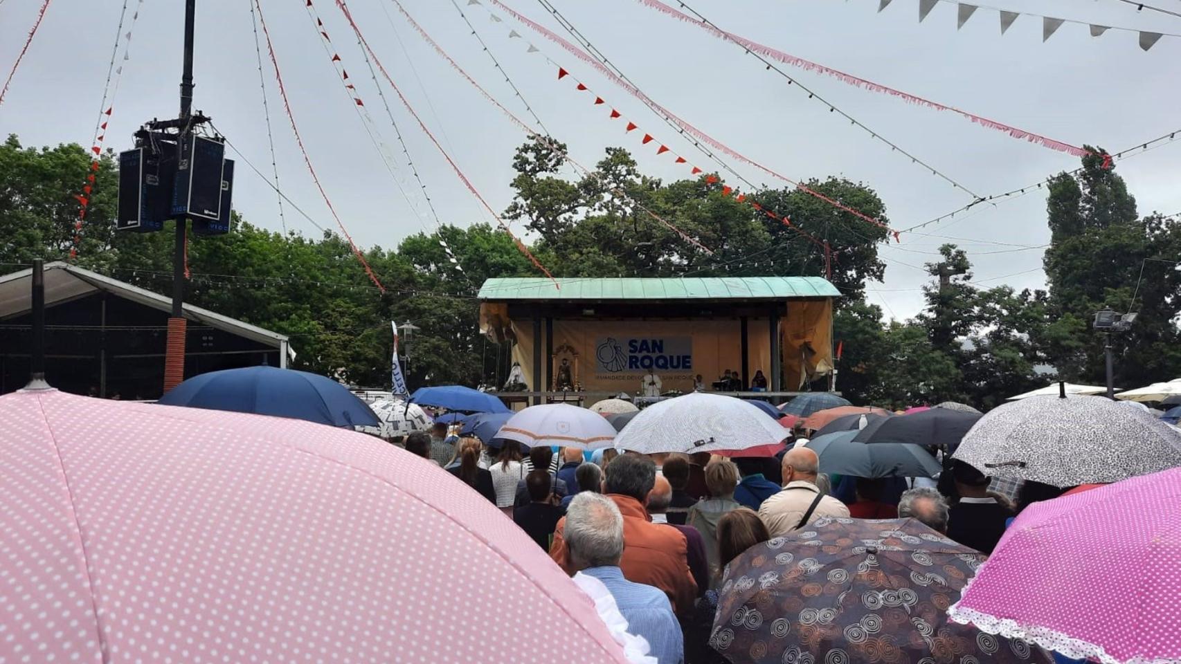 Centenares de personas vuelven a celebrar en Vigo San Roque.