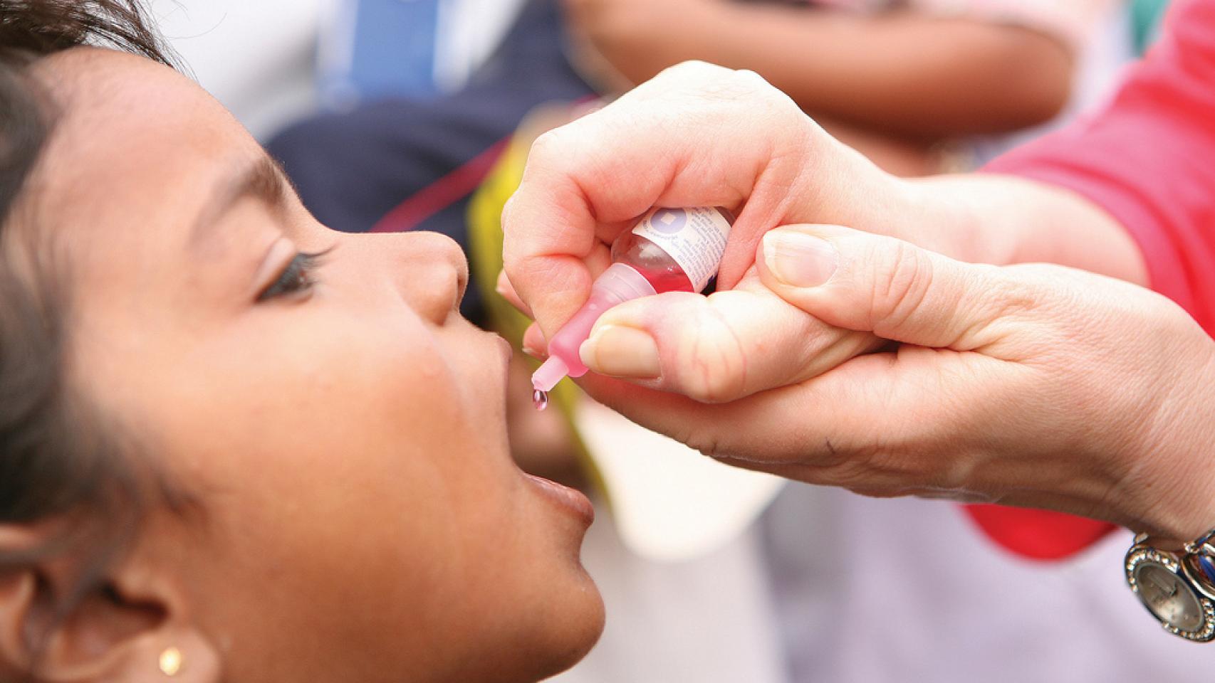 Una niña recibe la vacuna oral contra la polio en Malaui.