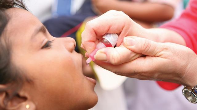 Una niña recibe la vacuna oral contra la polio en Malaui.
