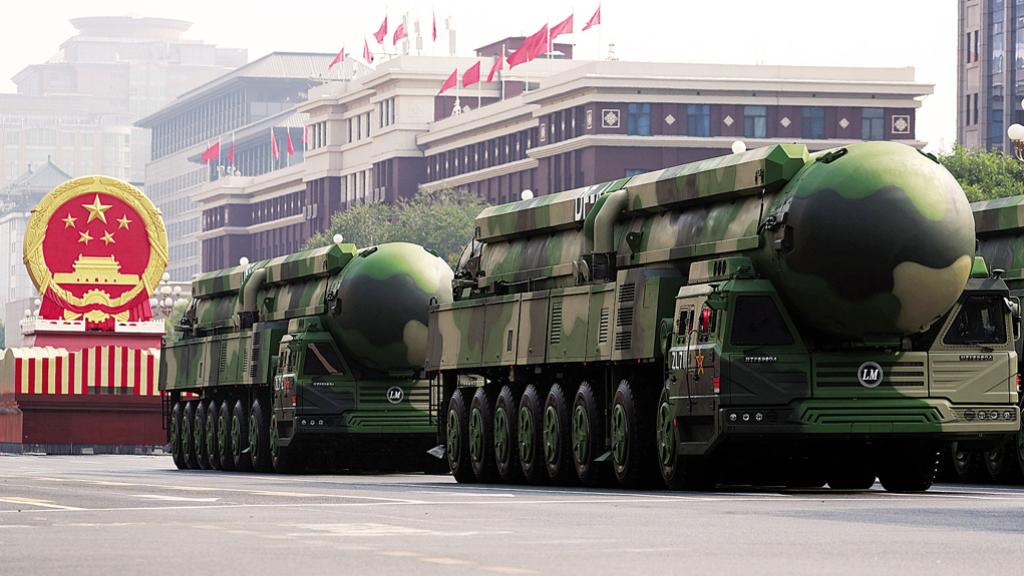 Un par de misiles balísticos DF-41 en un desfile