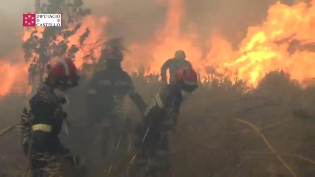 Los bomberos de Castellón, trabajando en la extinción del incendio de Bejís.