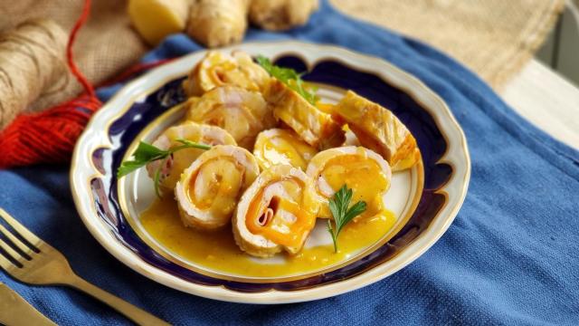 Pechuga de pavo rellena con salsa de naranja, un primer plato para quedar bien