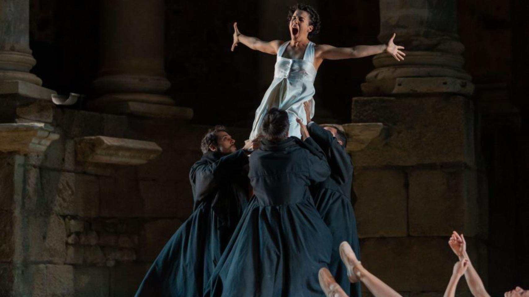 Un momento de 'La tumba de Antígona' en versión de la compañía Karlik Danza-Teatro. Foto: Jero Morales/Festival de Mérida