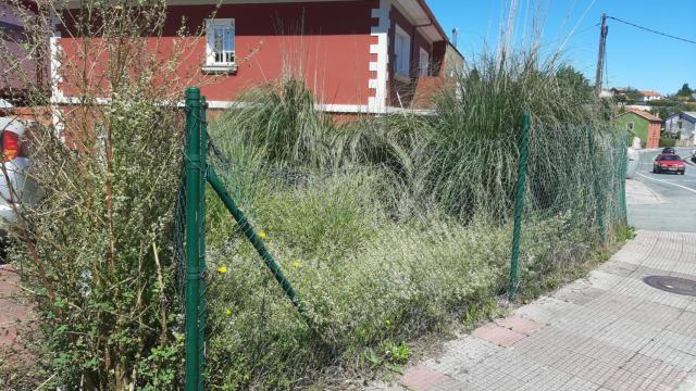 Parcela junto a la rotonda de Os Condes