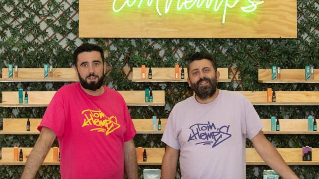 Los responsables del negocio en su local de Lugo.