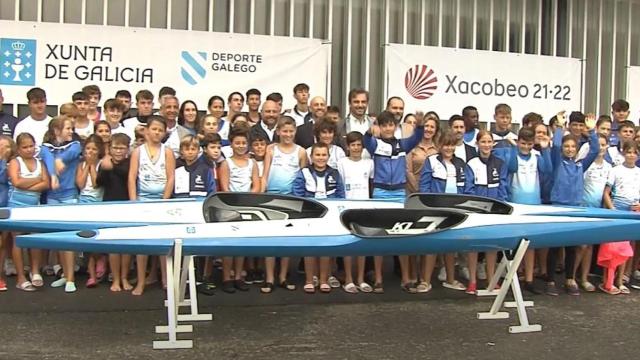 Diego Calvo esta mañana con los deportistas del Club Náutico Firrete