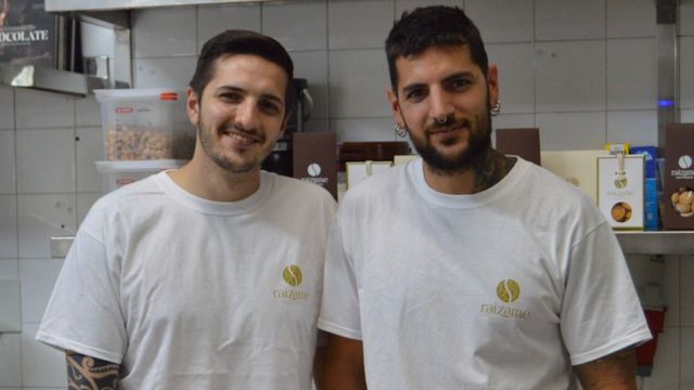 Los hermanos responsables de Raizame en su obrador.