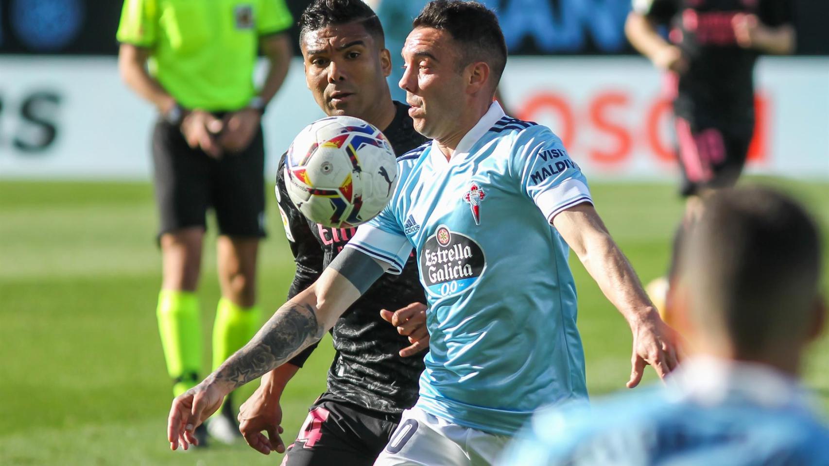 Casemiro y Iago Aspas durante el Celta-Real Madrid de la temporada 2021-2022 en Balaídos.