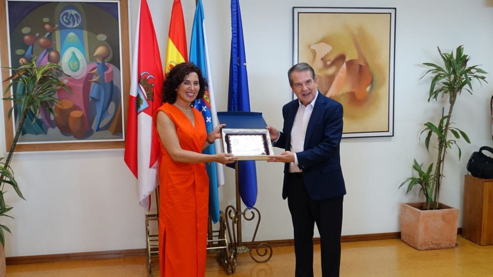 Begoña Vila Costas recibe el galardón Viguesa Distinguida 2022.