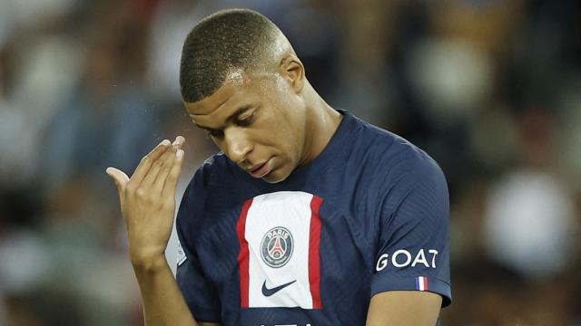 Mbappé, cabizbajo durante un partido del PSG