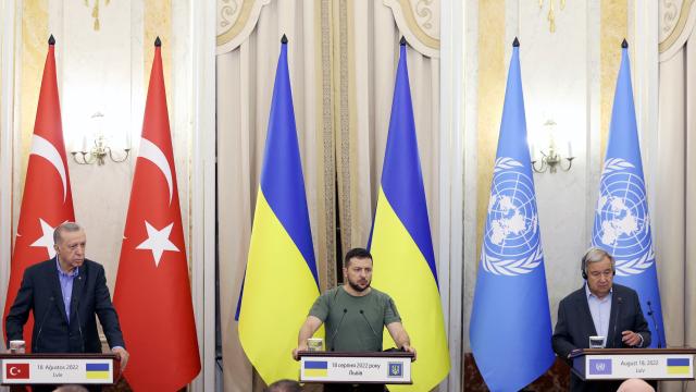 El presidente ucraniano, Volodimir Zelenski, en su reunión en Kiev este 18 de agosto con el presidente turco, Recep Tayyip Erdogan, y el secretario general de la ONU, Antonio Guterres