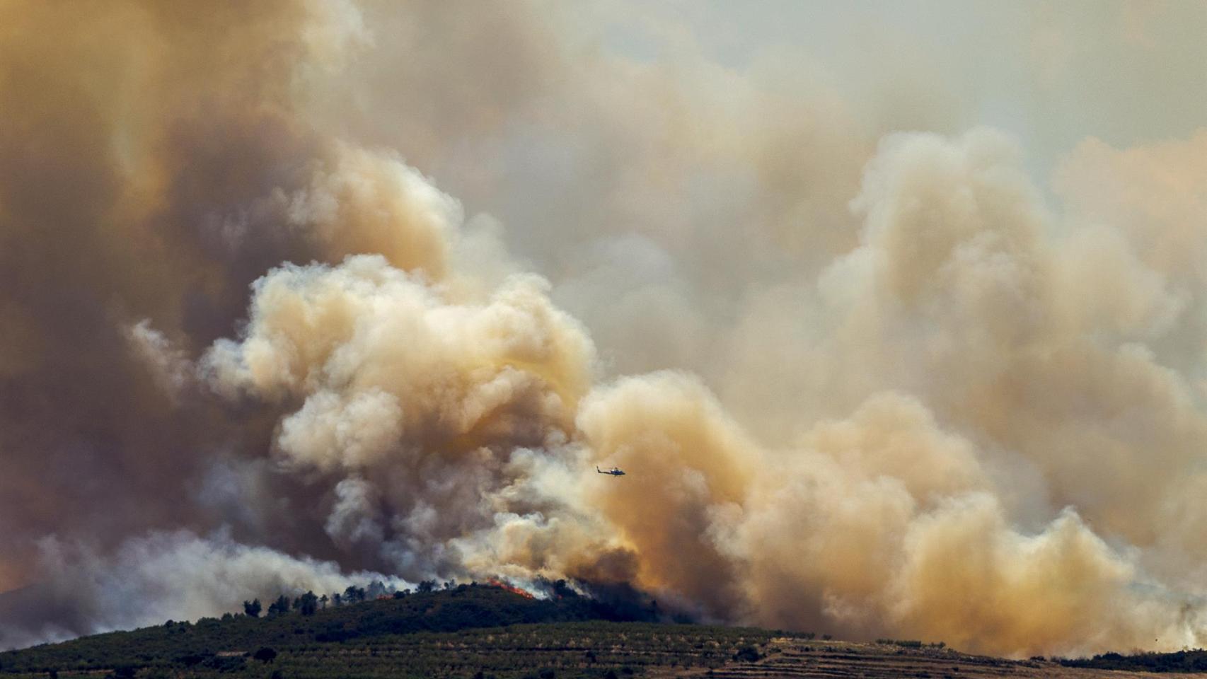 Ordenan el confinamiento de Alcublas por el humo del incendio de Bejís