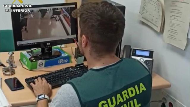 Un agente revisa el vídeo de uno de los hurtos.